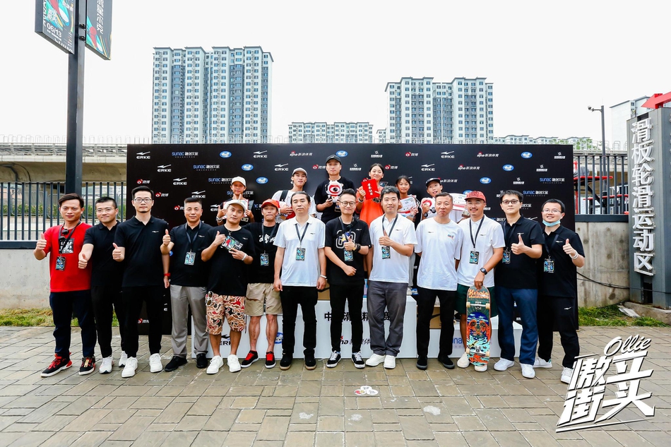 获奖选手与嘉宾合影