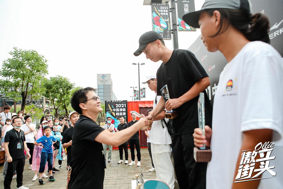 新浪体育事业部总经理詹笙为冠军田佳兴颁奖