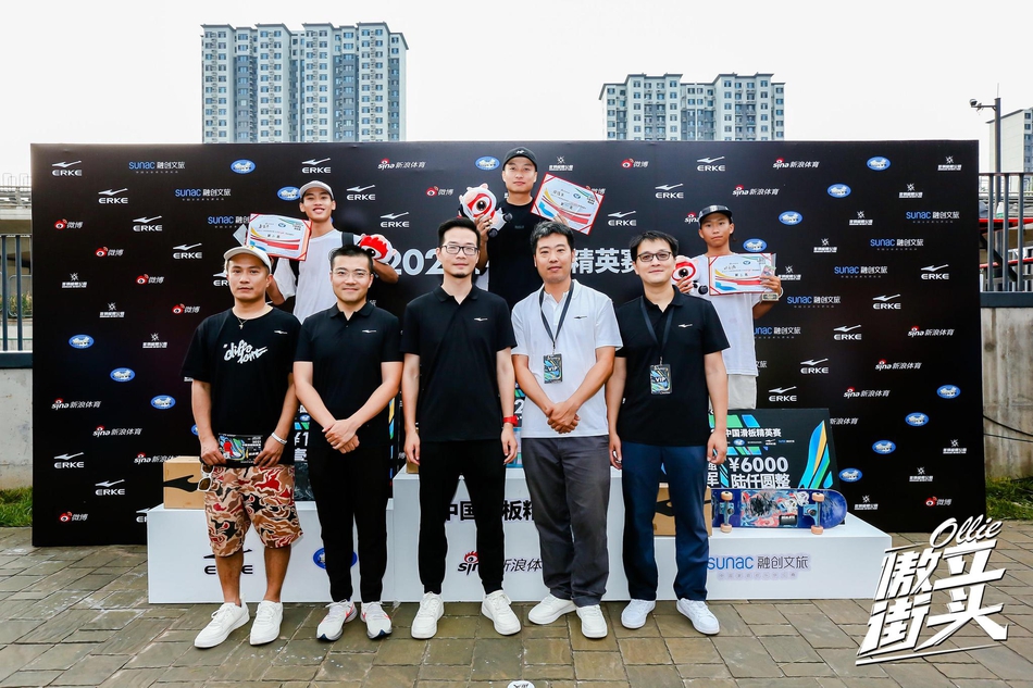 颁奖嘉宾与男子组前三名合影