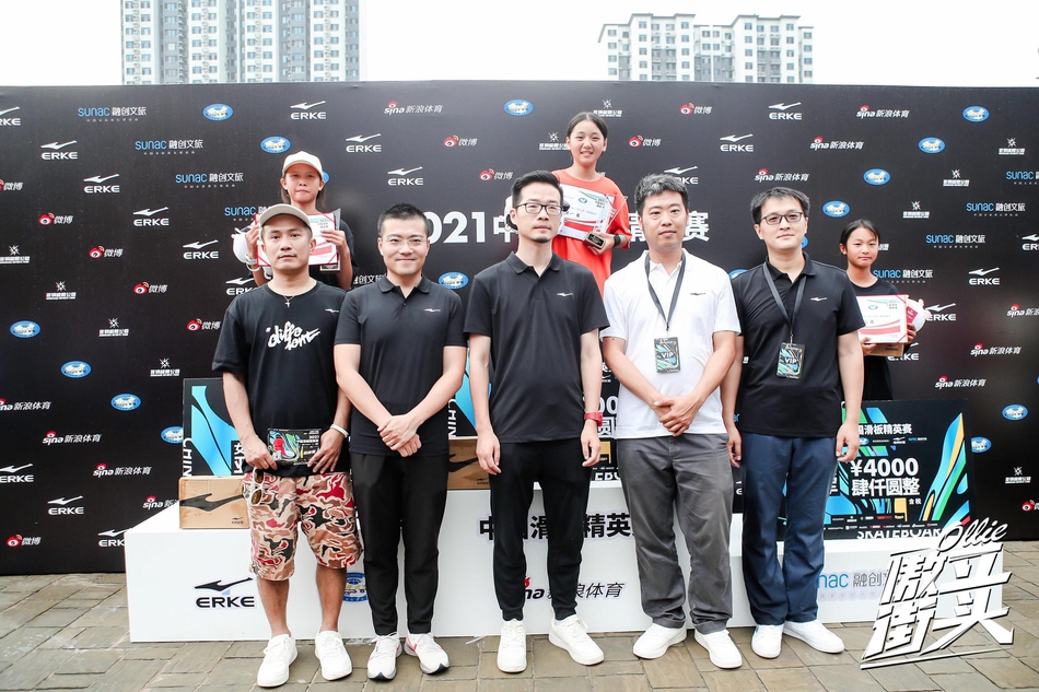 颁奖嘉宾与女子组获奖选手合影