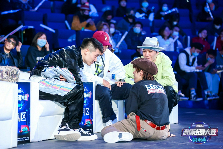 四位裁判讨论冠军归属