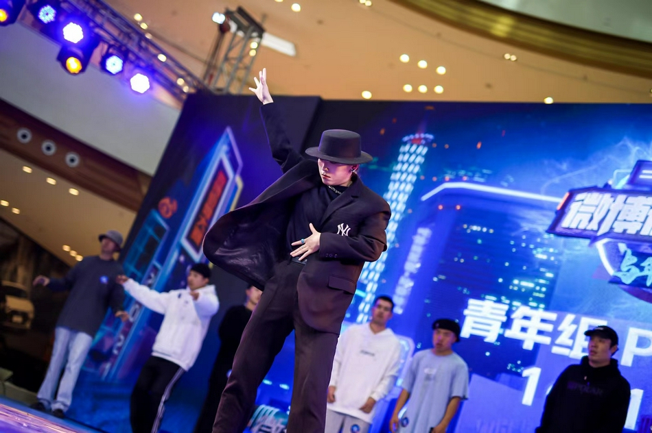 黑衣舞者酷似杰克逊