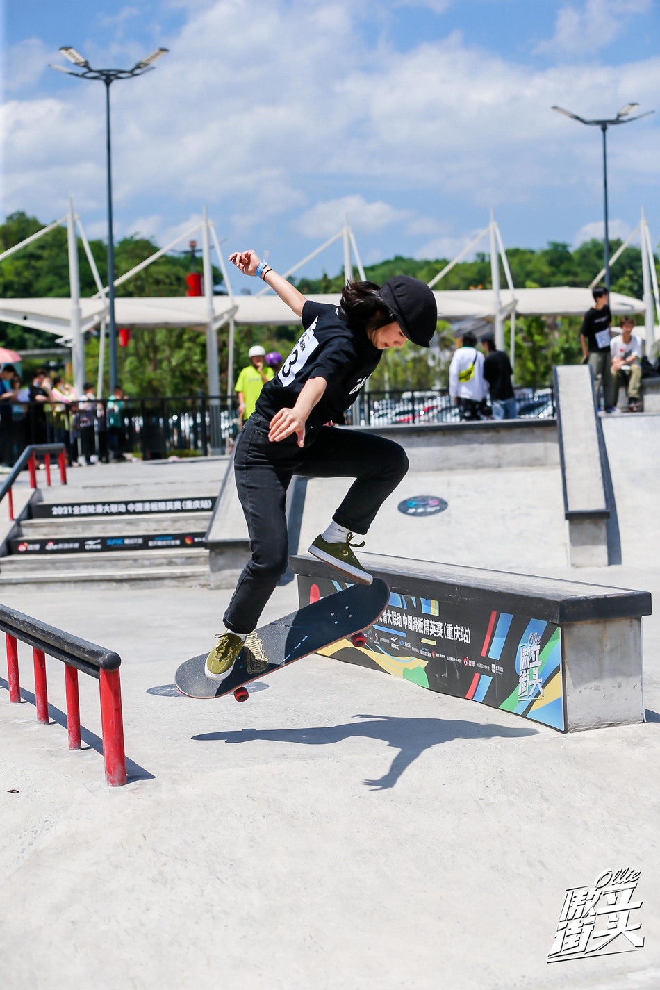 重庆女滑手傲立街头