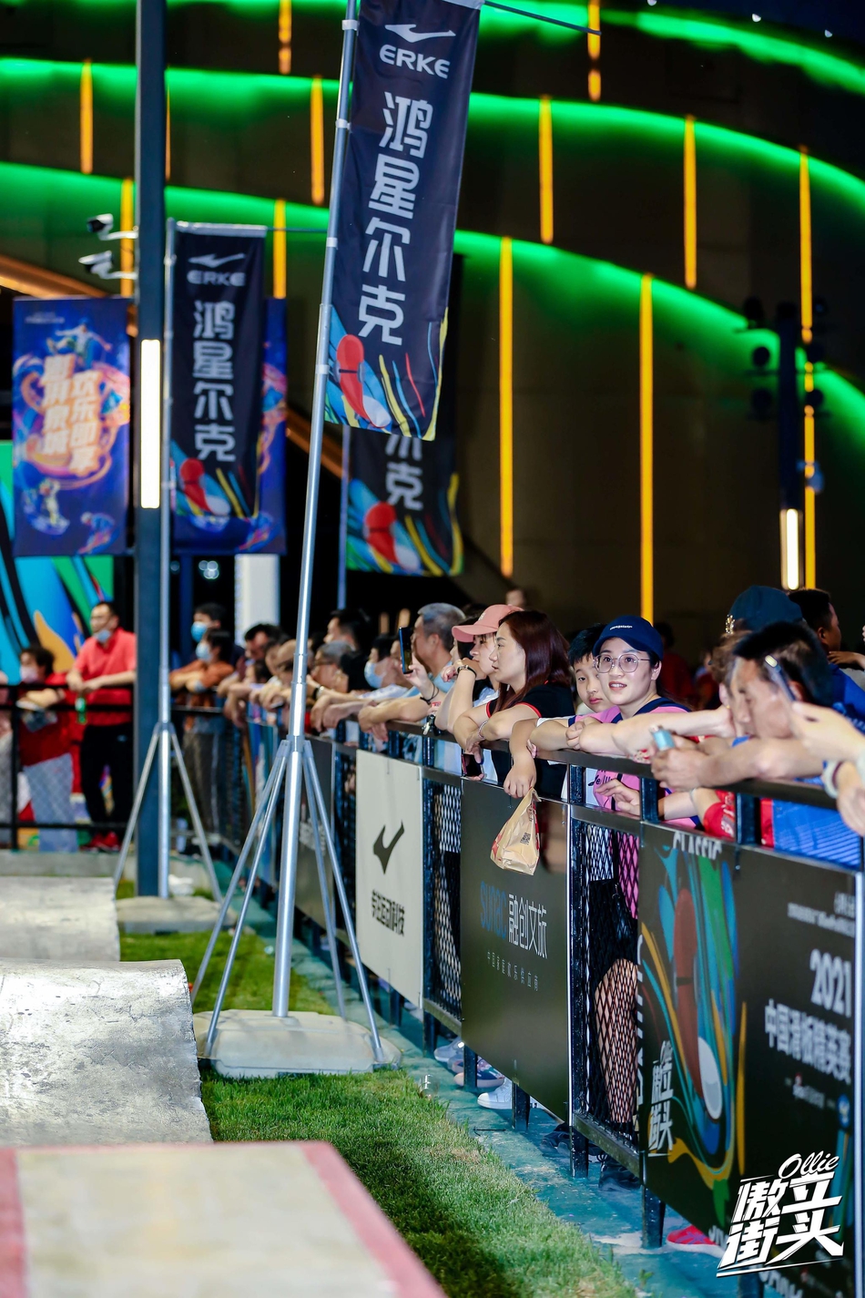 现场众人围观比赛