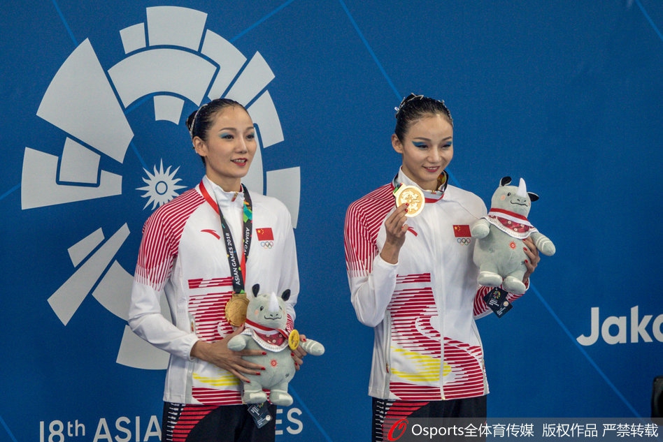 姐妹俩微笑领奖