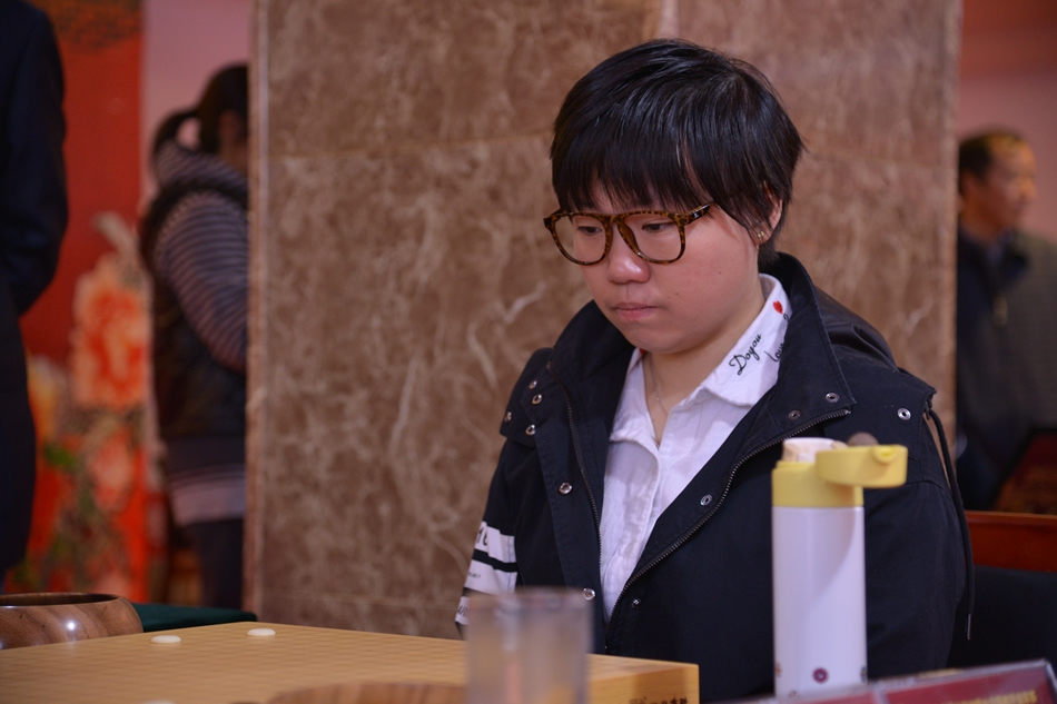 高清-女子围甲棋手特写 於之莹大将风范
