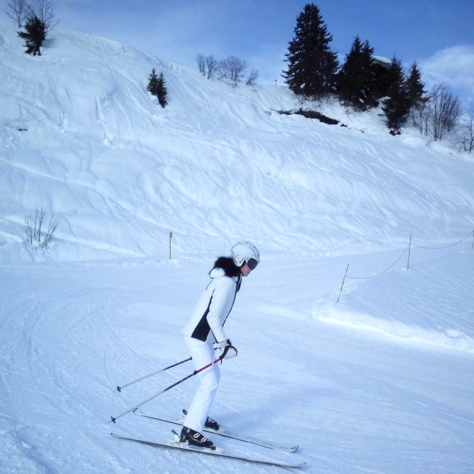 维密超模何穗晒滑雪美照 姿态优美大长腿抢镜