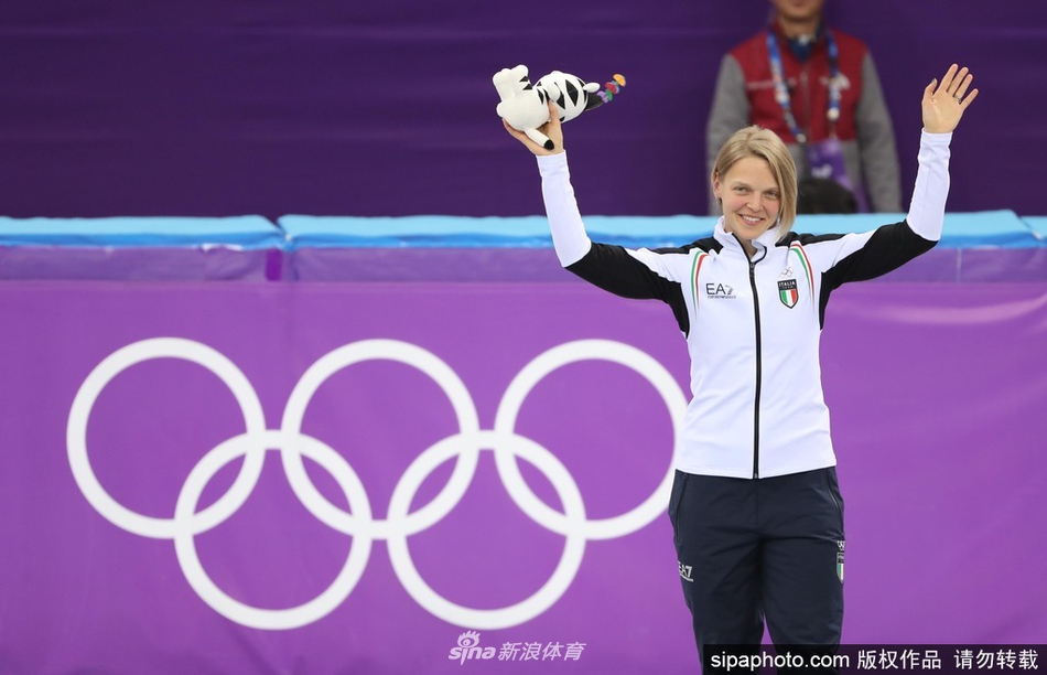 短道速滑女子1000米颁奖 荷兰舒尔廷夺冠