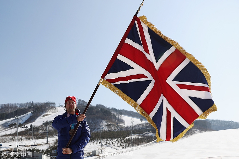 英国单板选手摩根举旗拍摄写真