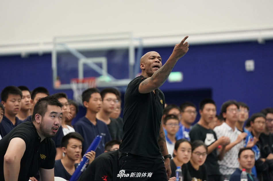 “北大附中・马布里篮球队”正式亮相