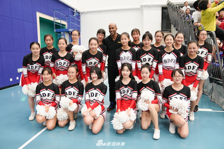 “北大附中・马布里篮球队”正式亮相