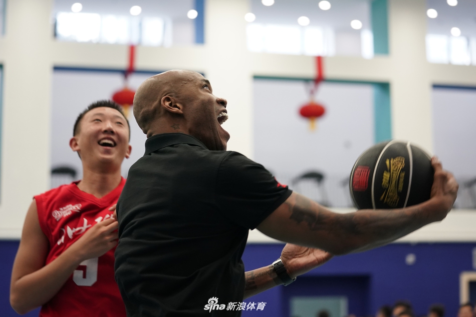 “北大附中・马布里篮球队”正式亮相