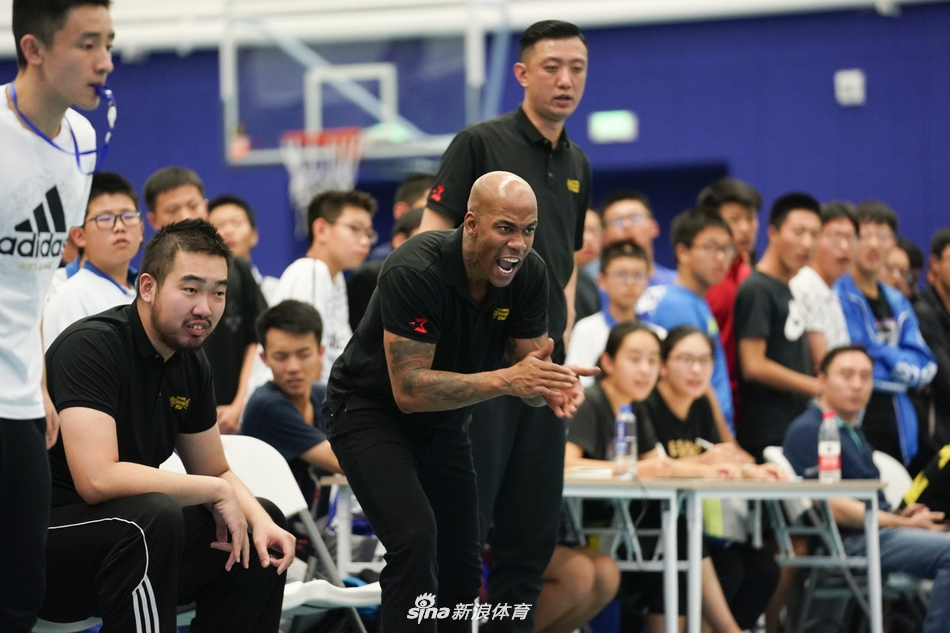 “北大附中・马布里篮球队”正式亮相