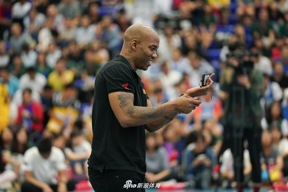 “北大附中・马布里篮球队”正式亮相