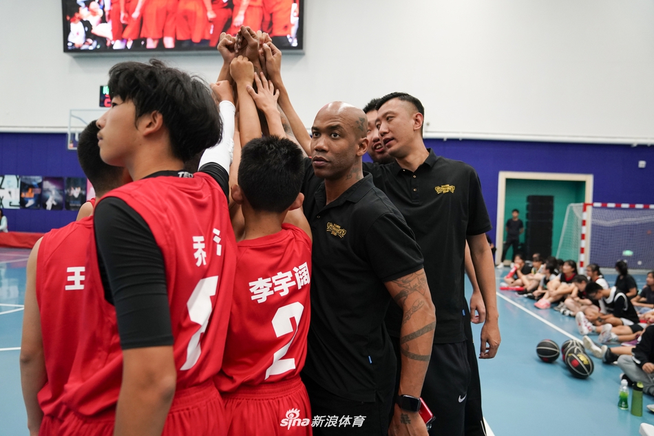 “北大附中・马布里篮球队”正式亮相