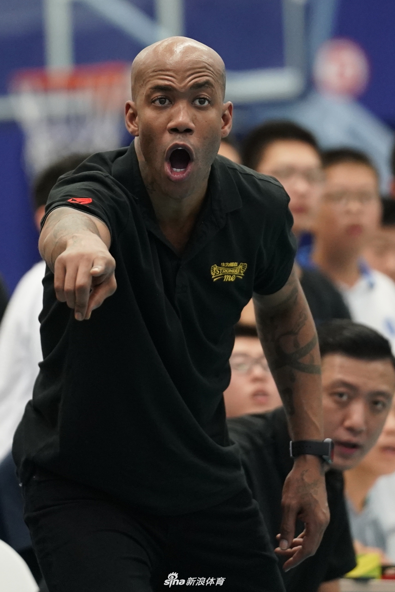 “北大附中・马布里篮球队”正式亮相