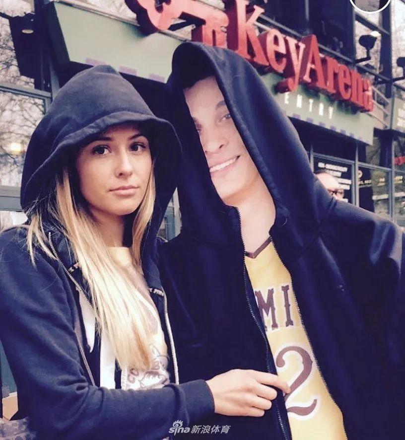 与南斯的人形牌合影