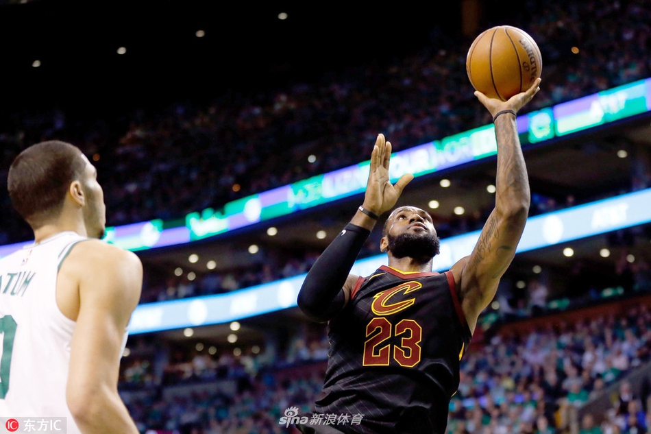 詹姆斯突破上篮
