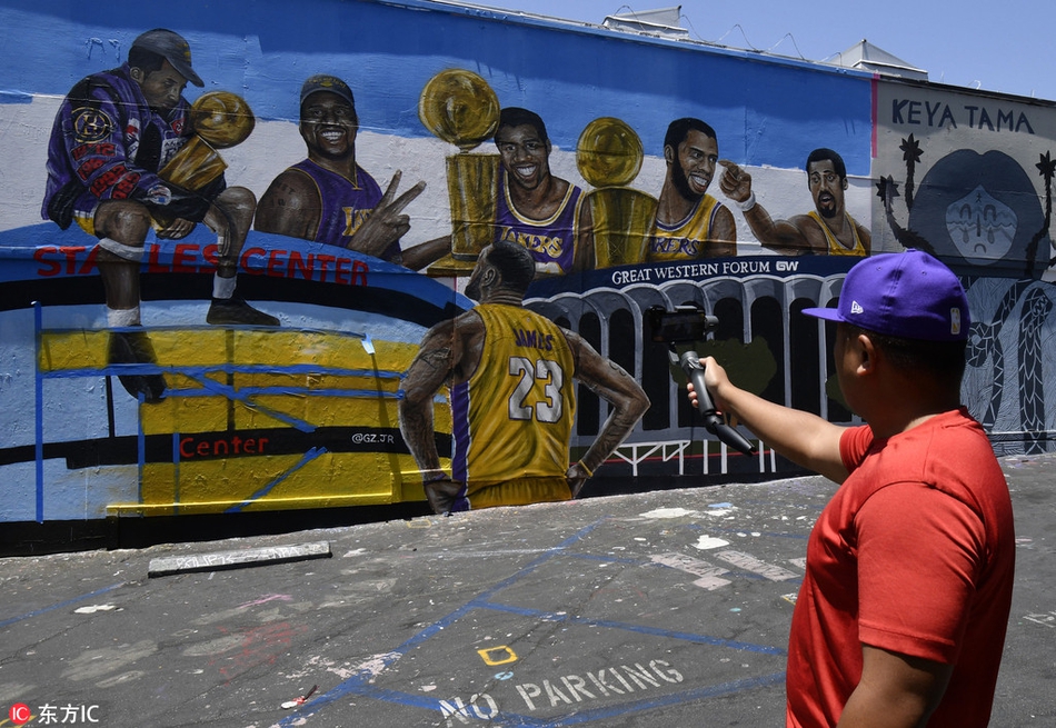 詹姆斯仰望湖人众名宿