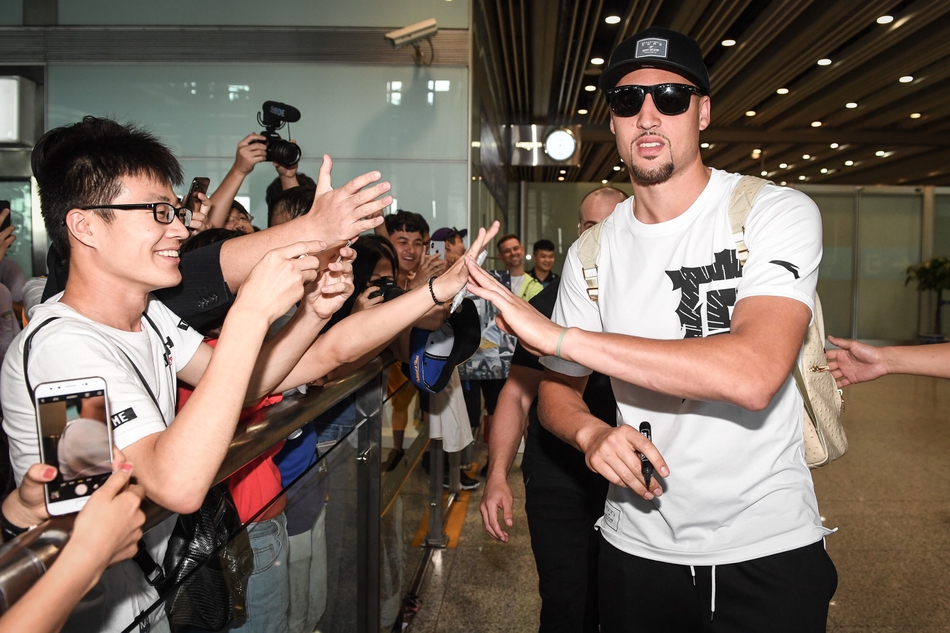 与球迷击掌、给球迷签名