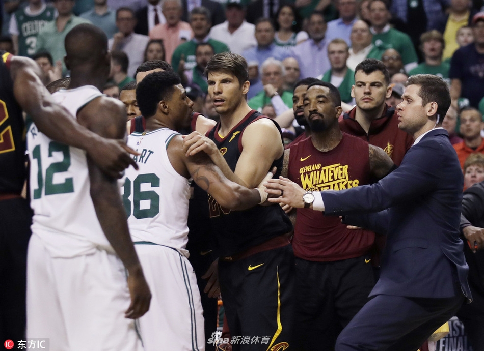 两队因冲突气氛紧张