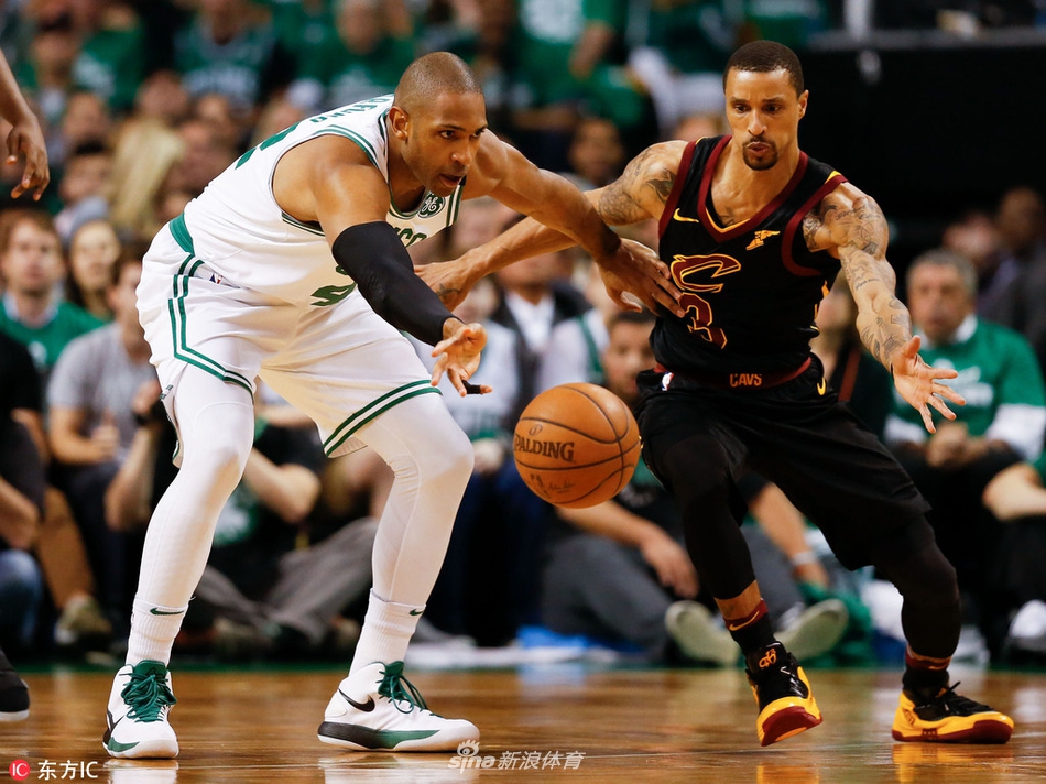 霍福德与希尔拼抢