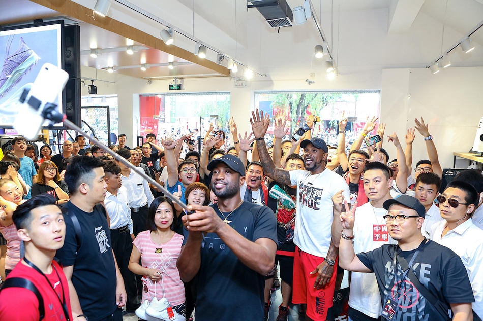 与球迷自拍合影