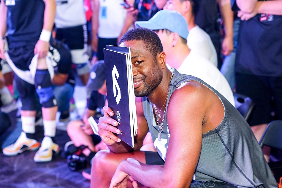 俏皮躲在打分板后的韦德