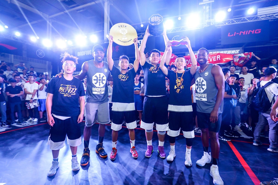 给小球员们颁奖