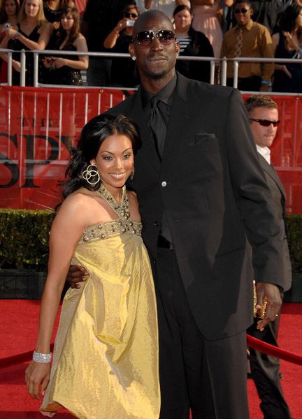 14年感情终结！狼王与发妻离婚 恩爱都已成往事