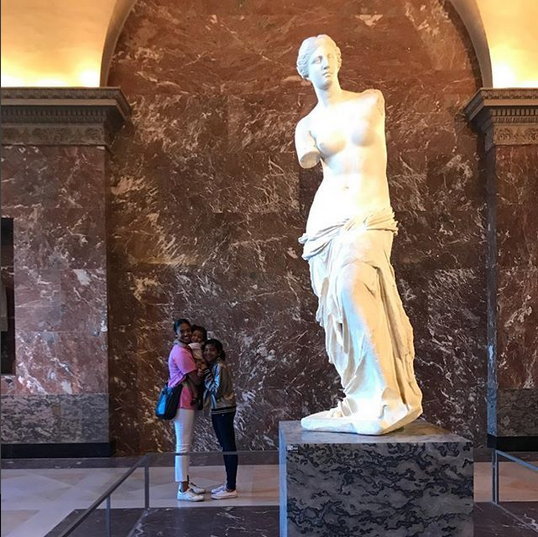 三个女儿与维纳斯合影