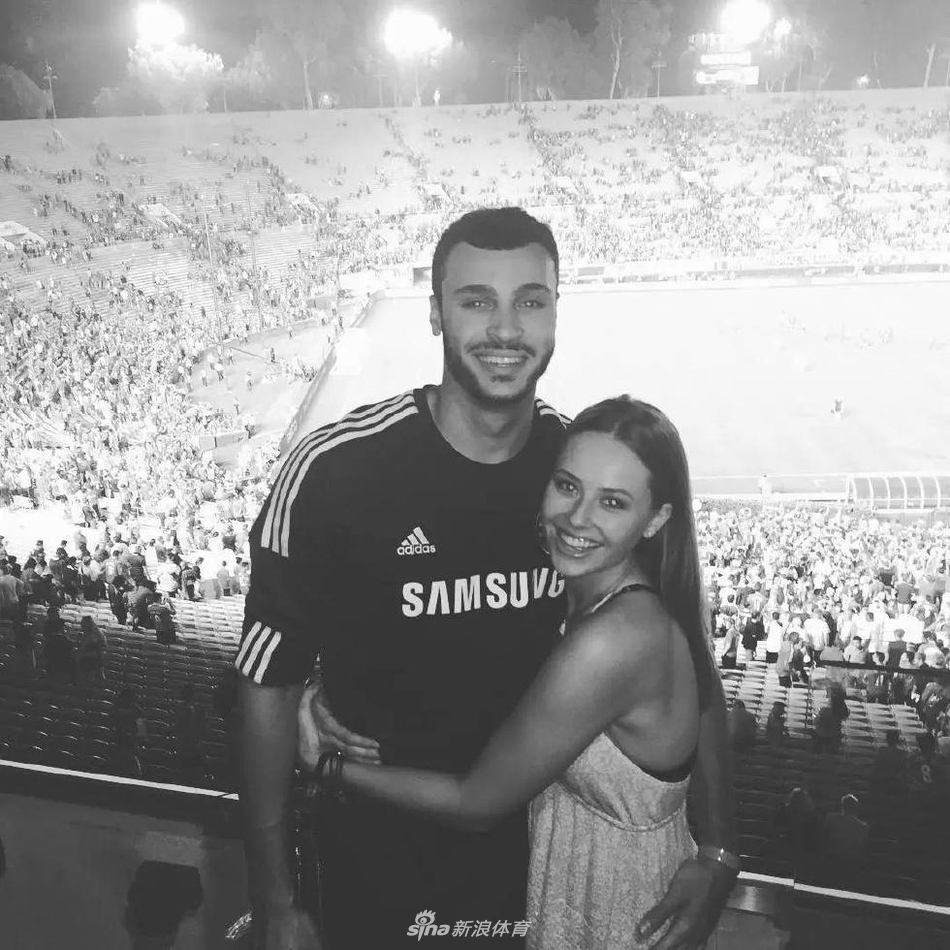 与南斯一起观看球赛