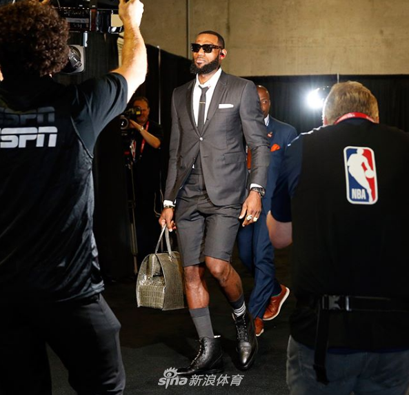 总决赛西装佩短裤入场