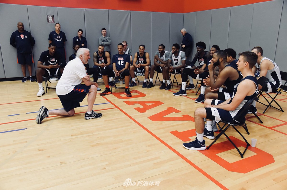 波波与球员们进行交流