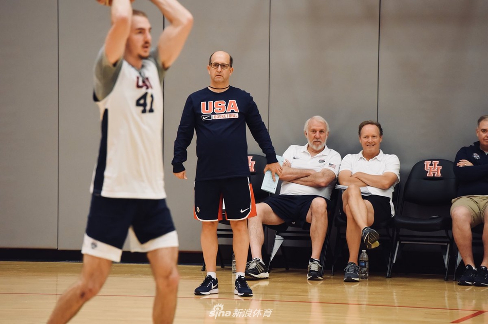 波波在场下观摩训练