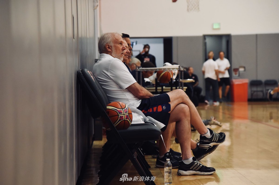 波波维奇观看了训练