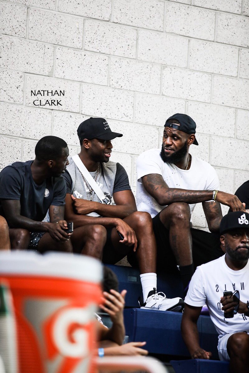 训练后二人共同观战孩子的比赛