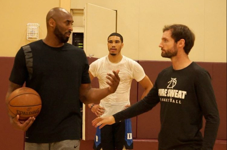 科比与训练师交流