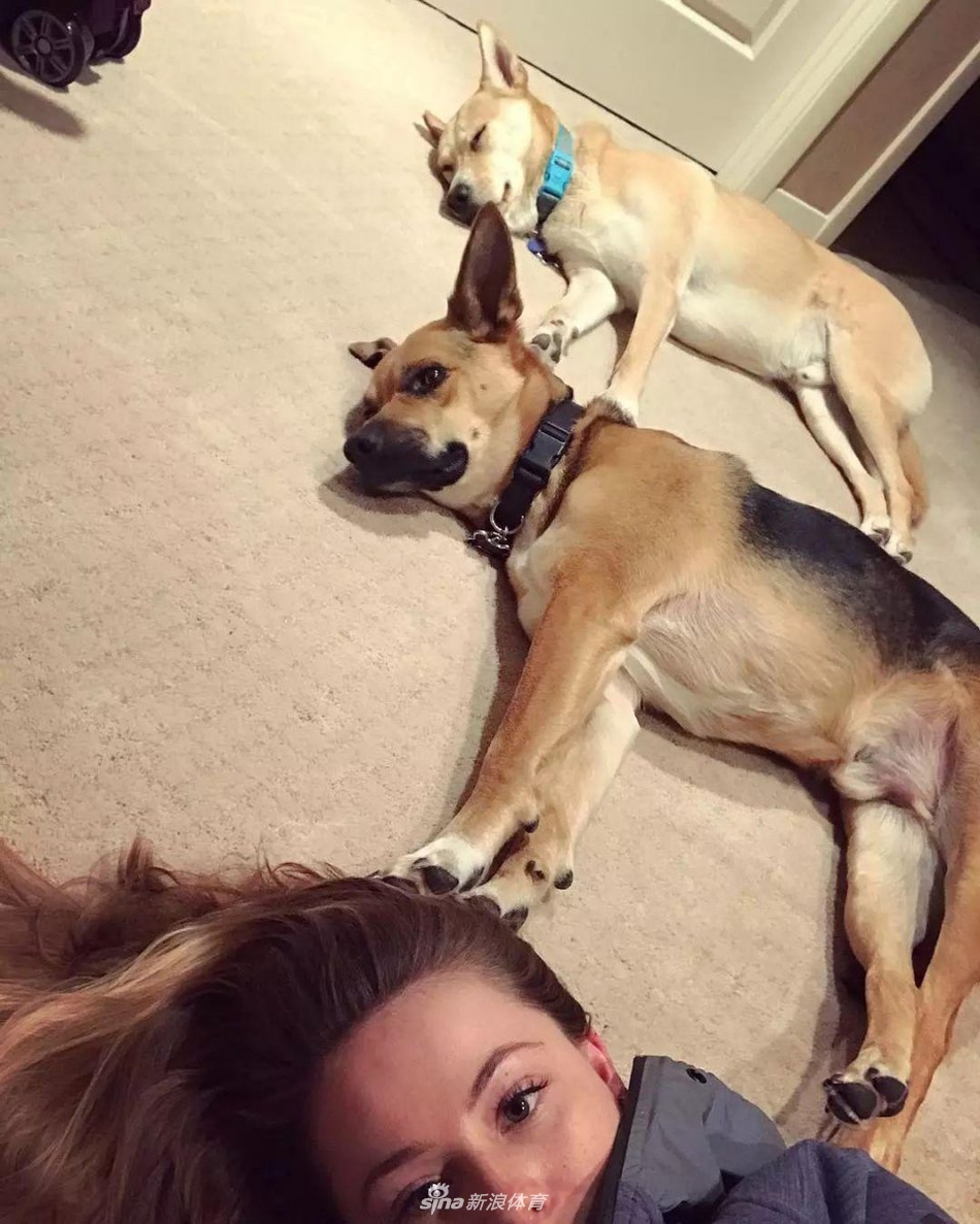 与狗狗淘气合影