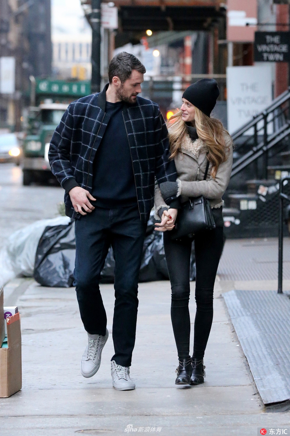 勒夫携女友现身纽约狂撒狗粮