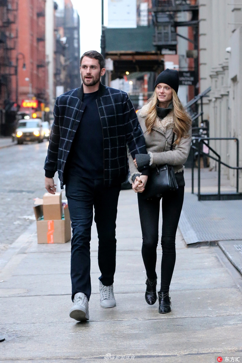 勒夫携女友现身纽约狂撒狗粮