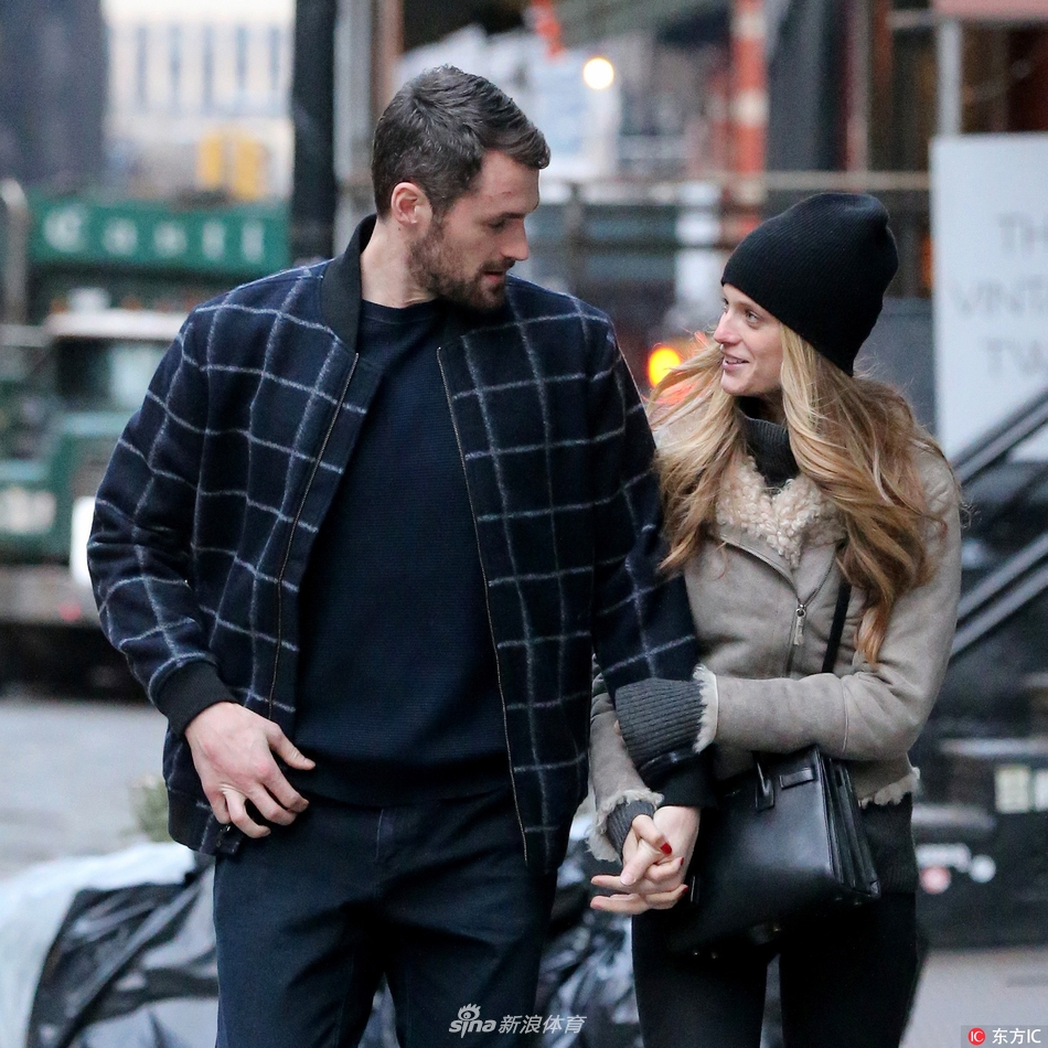 勒夫携女友现身纽约狂撒狗粮