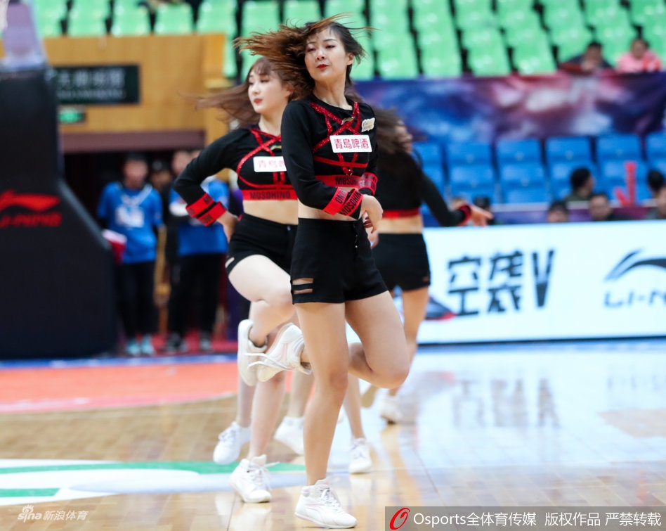 激情动感！篮球宝贝热舞助威