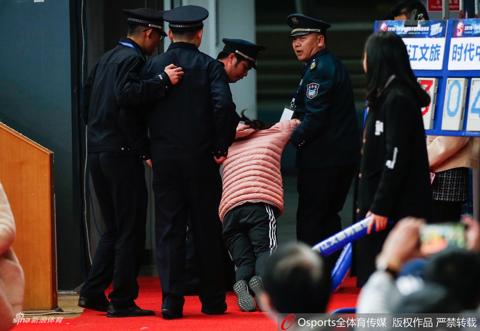 女子大闹球场被安保人员抬离