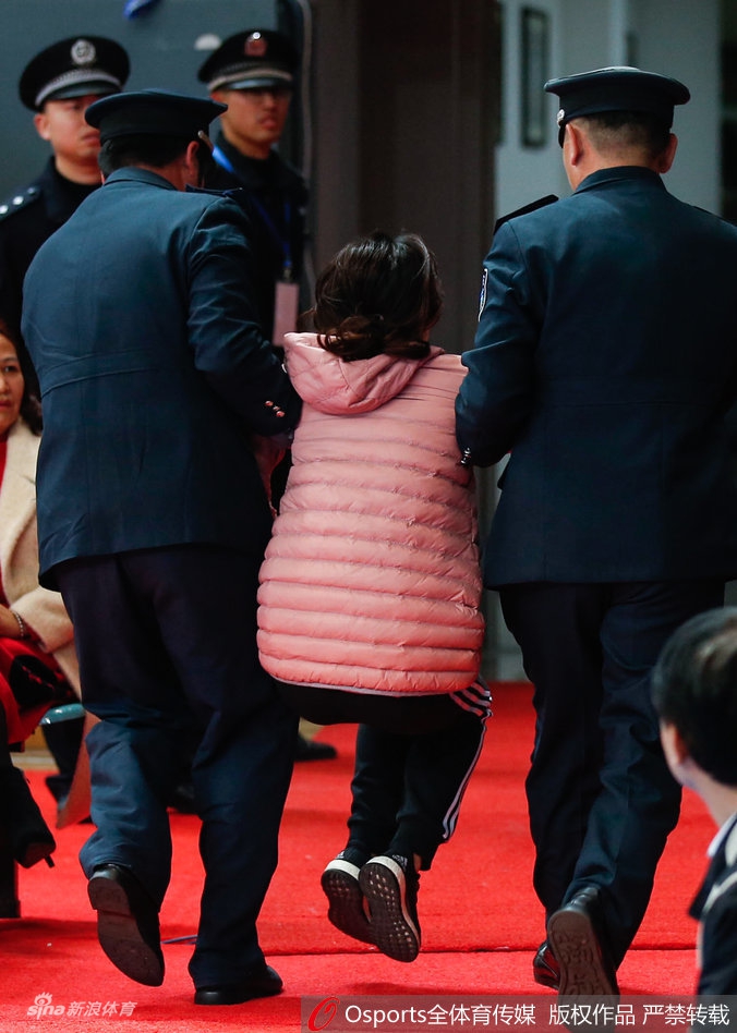 女子大闹球场被安保人员抬离