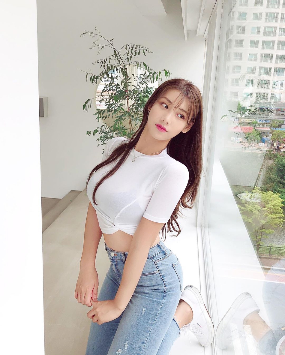 线条完美！美女海边大秀身材