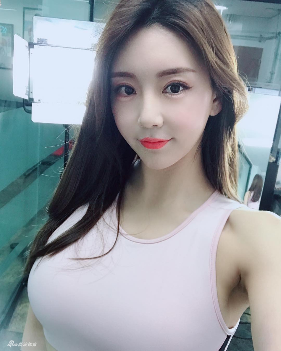 健身美女酥胸美颜上演极致诱惑