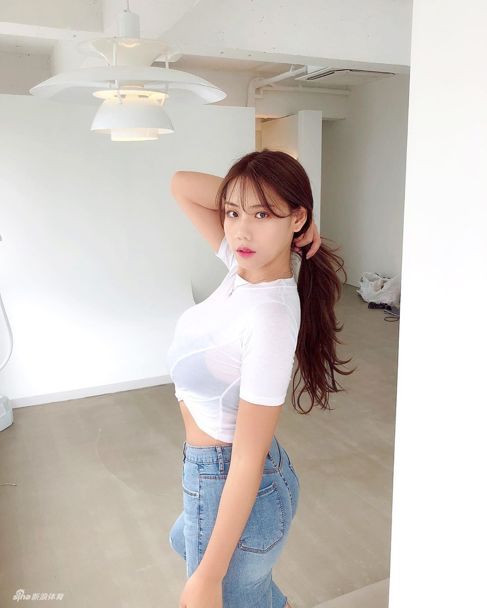 线条完美！美女海边大秀身材