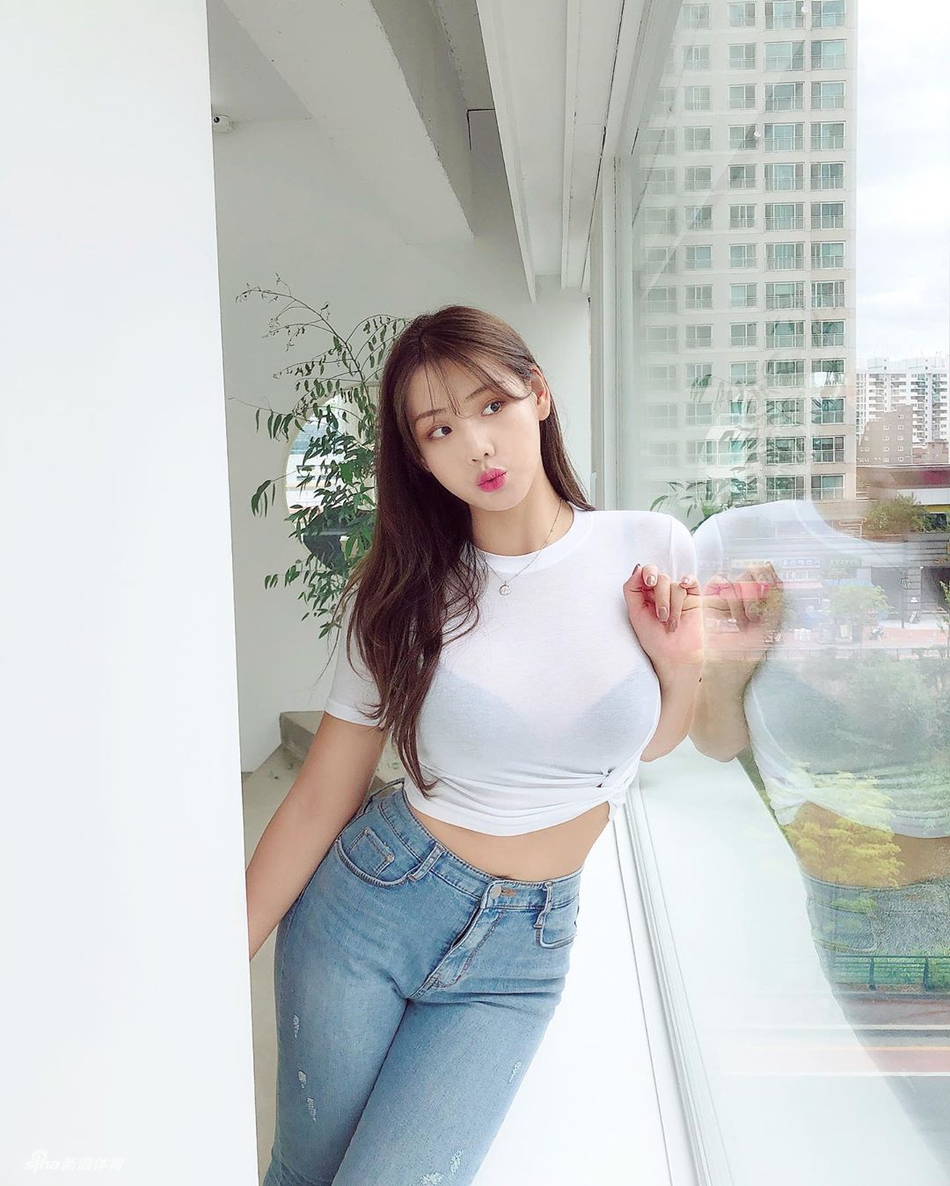 线条完美！美女海边大秀身材