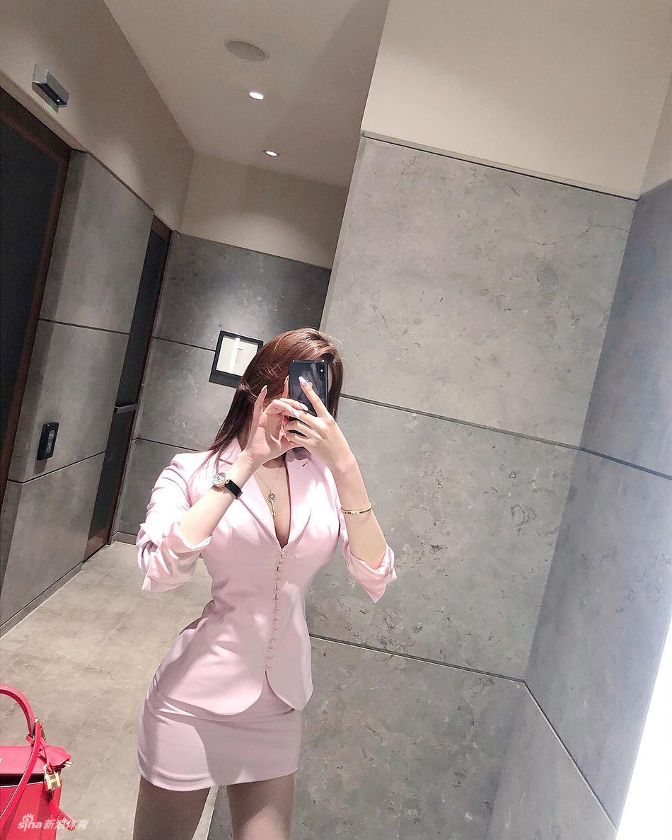 岂止于大！美女上演别样制服诱惑